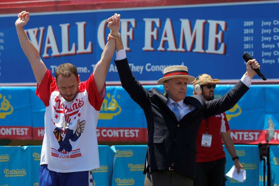 Nhà vô địch cuộc thi năm nay là Joey Chestnut. Ảnh: Reuters