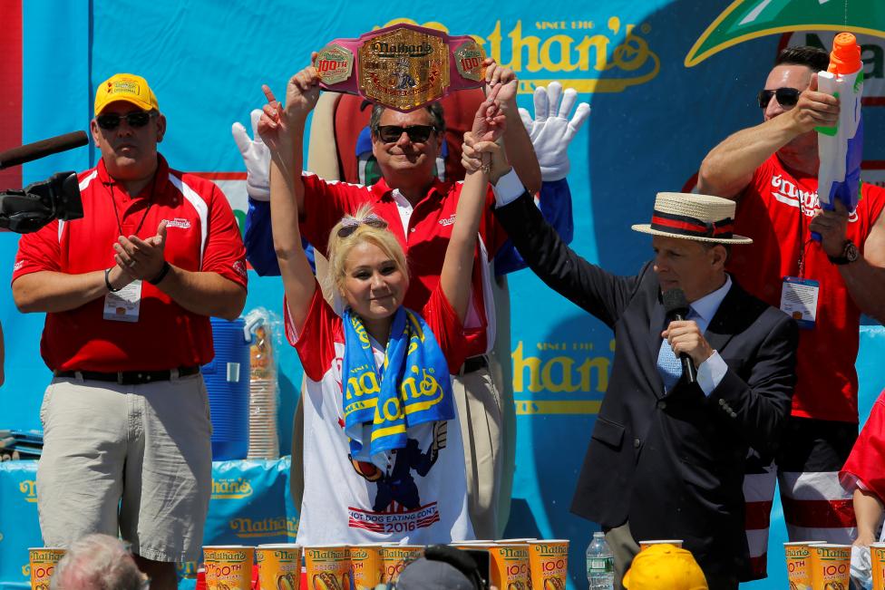 Miki Sudo giành ngôi vị quán quân trong phần thi ăn hot dog của nữ giới. Ảnh: Reuters